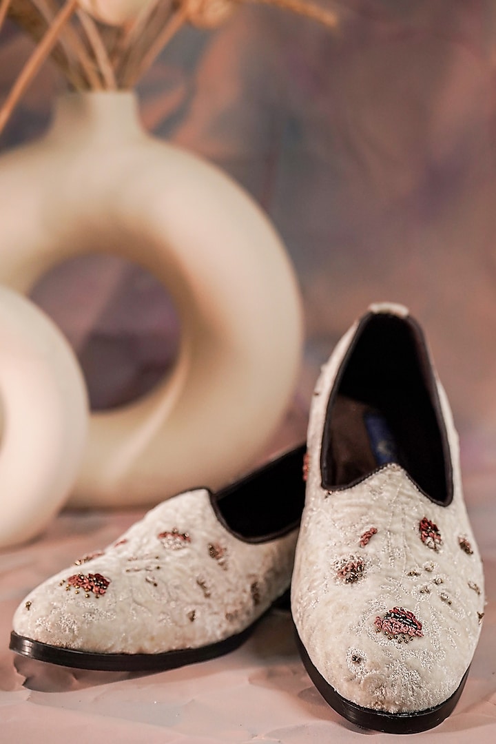 Ivory Hand Embroidered Juttis by Jatin Malik at Pernia's Pop Up Shop