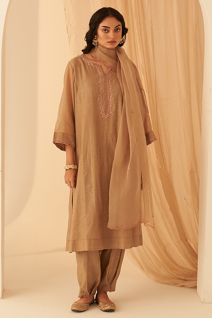 Champagne Chanderi Thread Embroidered Kurta Set by JANKI INDIA at Pernia's Pop Up Shop