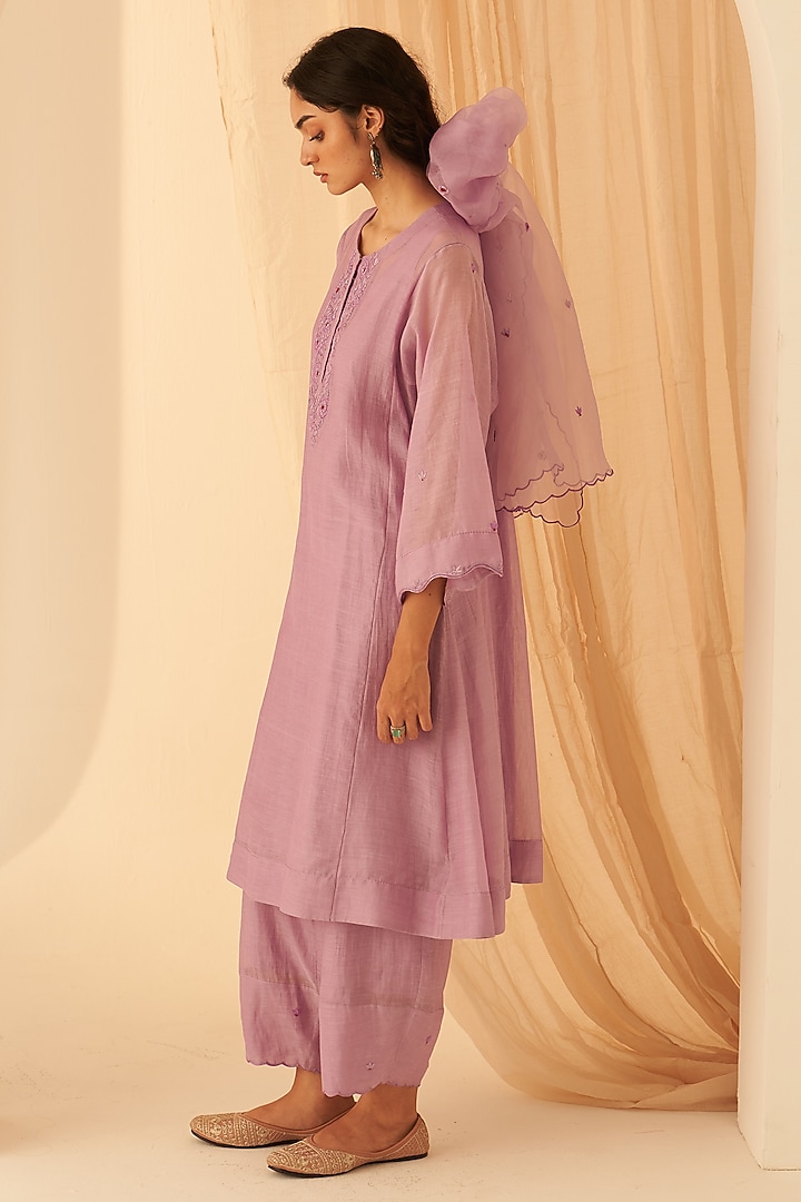 Lilac Chanderi Floral Kantha Embroidered Kurta Set by JANKI INDIA at Pernia's Pop Up Shop