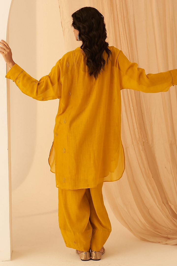 Mustard Chanderi Resham Boota Embroidered Kurta Set by JANKI INDIA at Pernia's Pop Up Shop