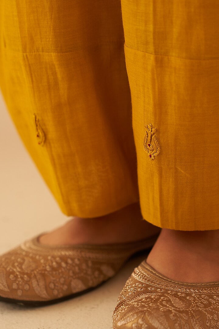 Mustard Chanderi Resham Boota Embroidered Kurta Set by JANKI INDIA at Pernia's Pop Up Shop