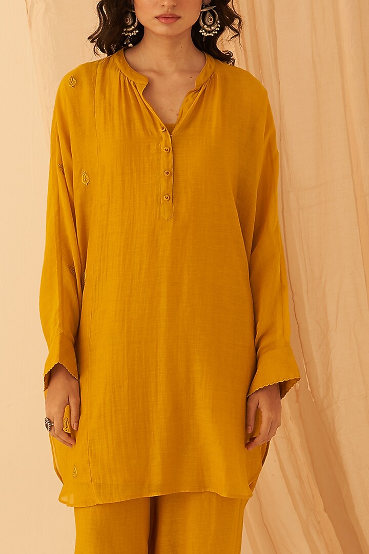 Mustard Chanderi Resham Boota Embroidered Kurta Set by JANKI INDIA at Pernia's Pop Up Shop