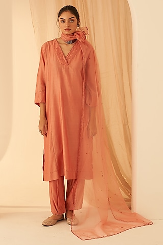 Peach Chanderi Floral Embroidered Kurta Set by JANKI INDIA