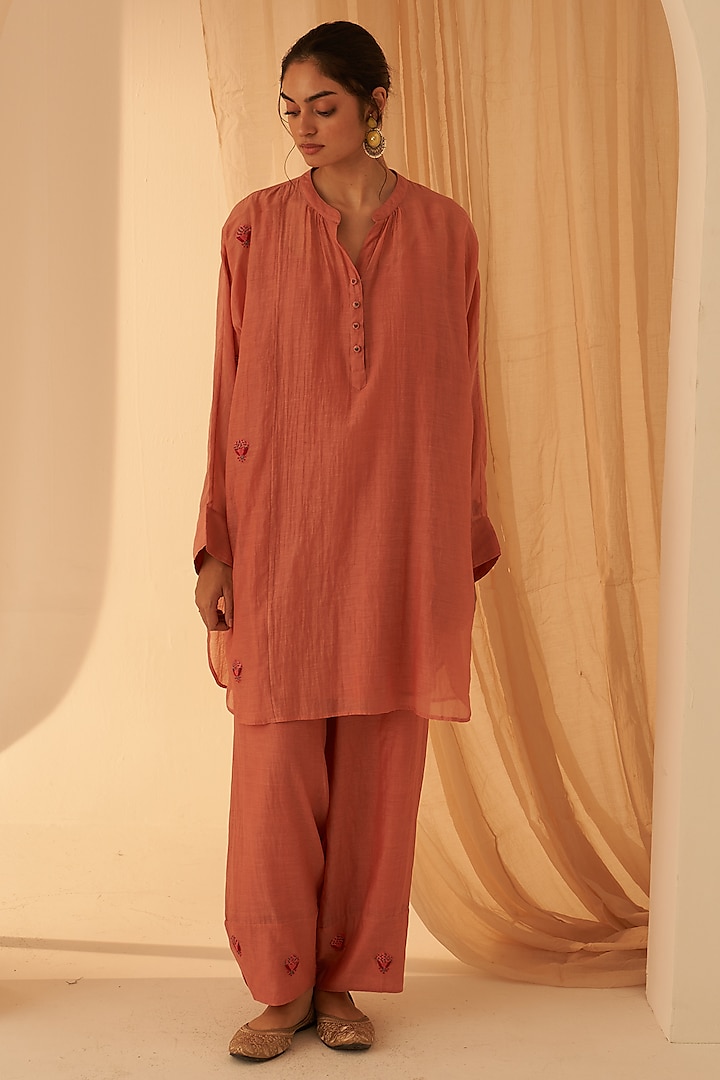 Peach Chanderi Resham Boota Embroidered Kurta Set by JANKI INDIA at Pernia's Pop Up Shop