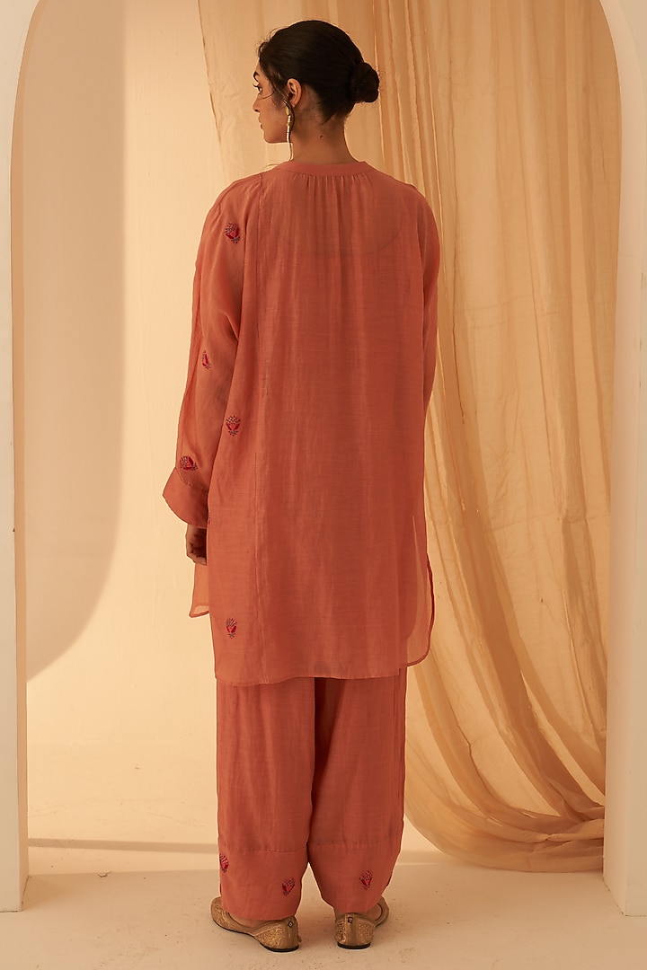 Peach Chanderi Resham Boota Embroidered Kurta Set by JANKI INDIA at Pernia's Pop Up Shop