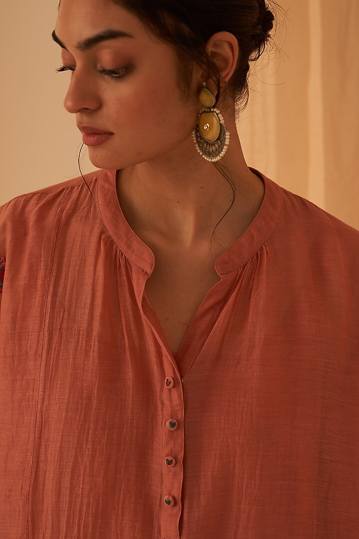 Peach Chanderi Resham Boota Embroidered Kurta Set by JANKI INDIA at Pernia's Pop Up Shop