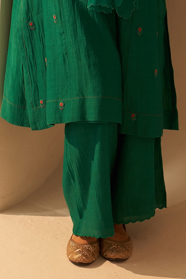 Rama Green Chanderi Floral Embroidered Kurta Set by JANKI INDIA at Pernia's Pop Up Shop