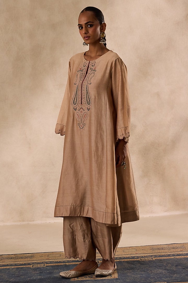 Champagne Chanderi Dori Embroidered Kurta Set by JANKI INDIA at Pernia's Pop Up Shop