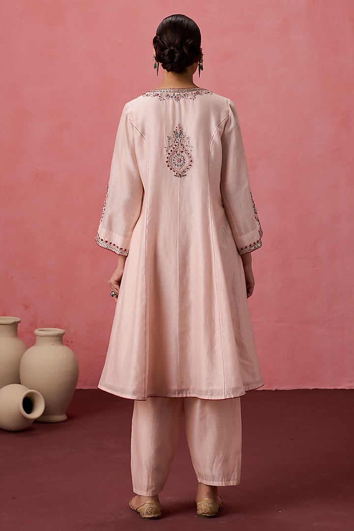 Cozy Peach Chanderi Resham Embroidered Kurta Set by JANKI INDIA at Pernia's Pop Up Shop