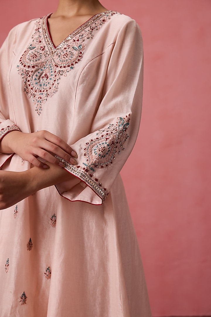 Cozy Peach Chanderi Resham Embroidered Kurta Set by JANKI INDIA at Pernia's Pop Up Shop