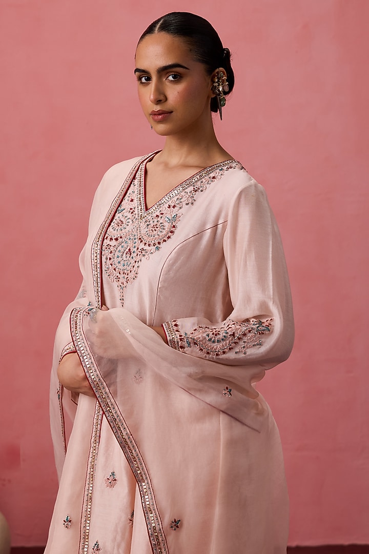 Cozy Peach Chanderi Resham Embroidered Kurta Set by JANKI INDIA at Pernia's Pop Up Shop