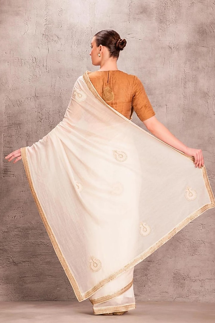 White Chanderi Floral Thread Embroidered Party Wear Saree Set by JANKI INDIA at Pernia's Pop Up Shop