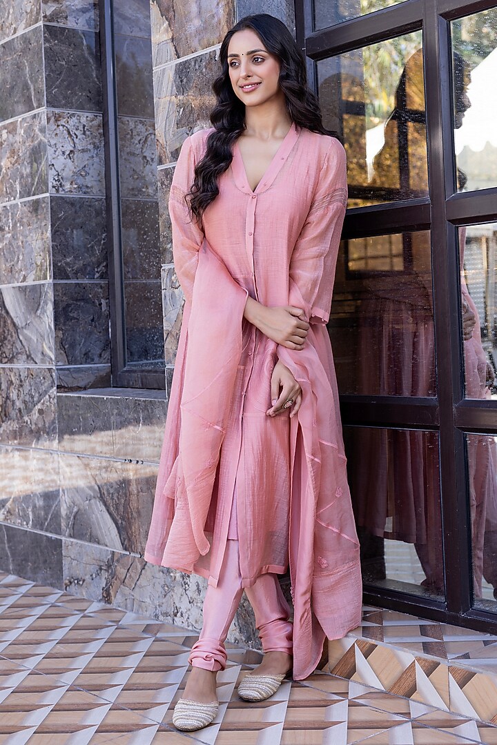 Peach Chanderi Resham Embroidered Kurta Set by JANKI INDIA at Pernia's Pop Up Shop