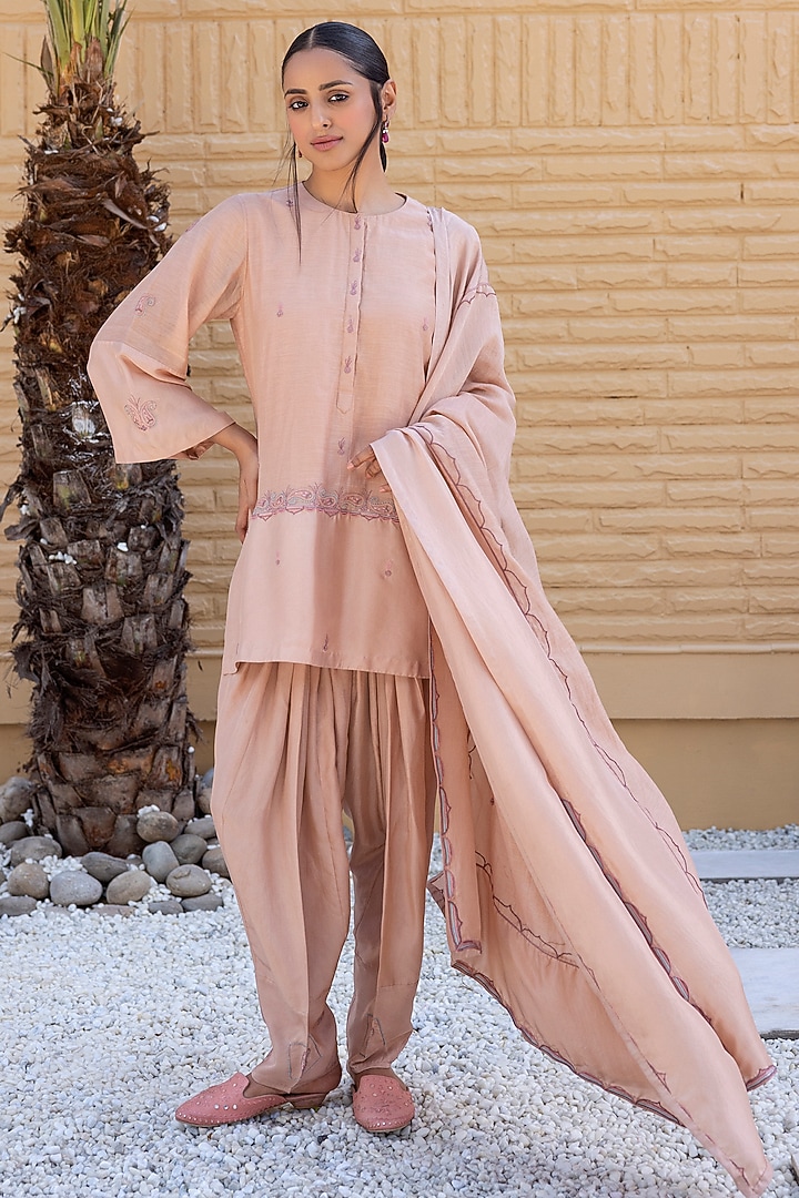 Rose Gold Chanderi Thread Embroidered Kurta Set by JANKI INDIA at Pernia's Pop Up Shop