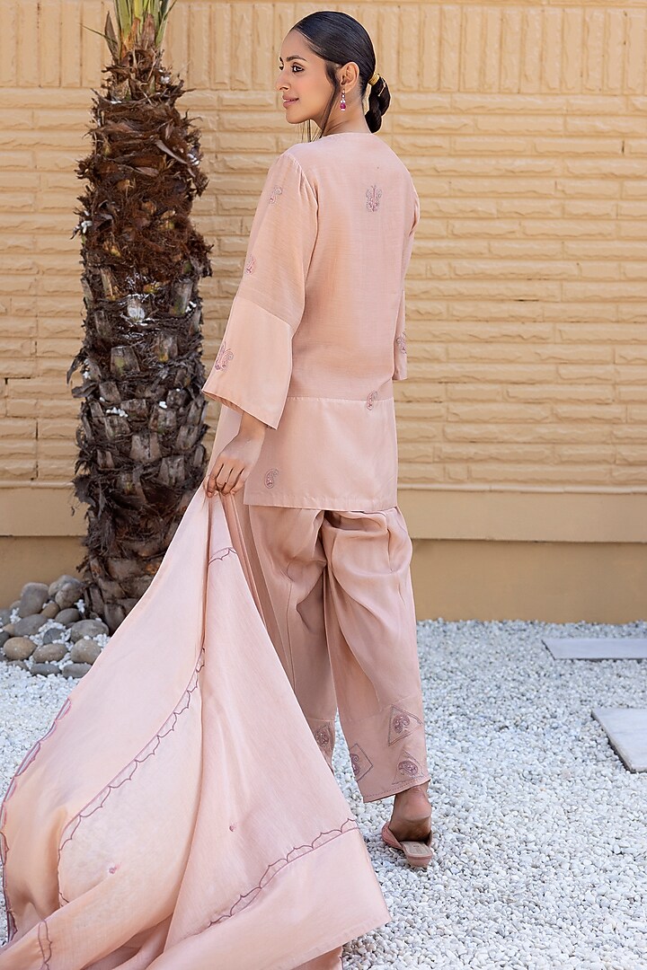 Rose Gold Chanderi Thread Embroidered Kurta Set by JANKI INDIA at Pernia's Pop Up Shop
