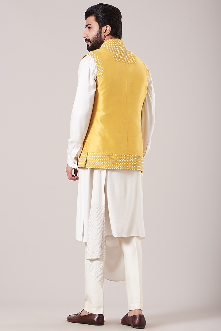 Off-White Moss Crepe Kurta With Waistcoat by Sarab Khanijou at Pernia's Pop Up Shop