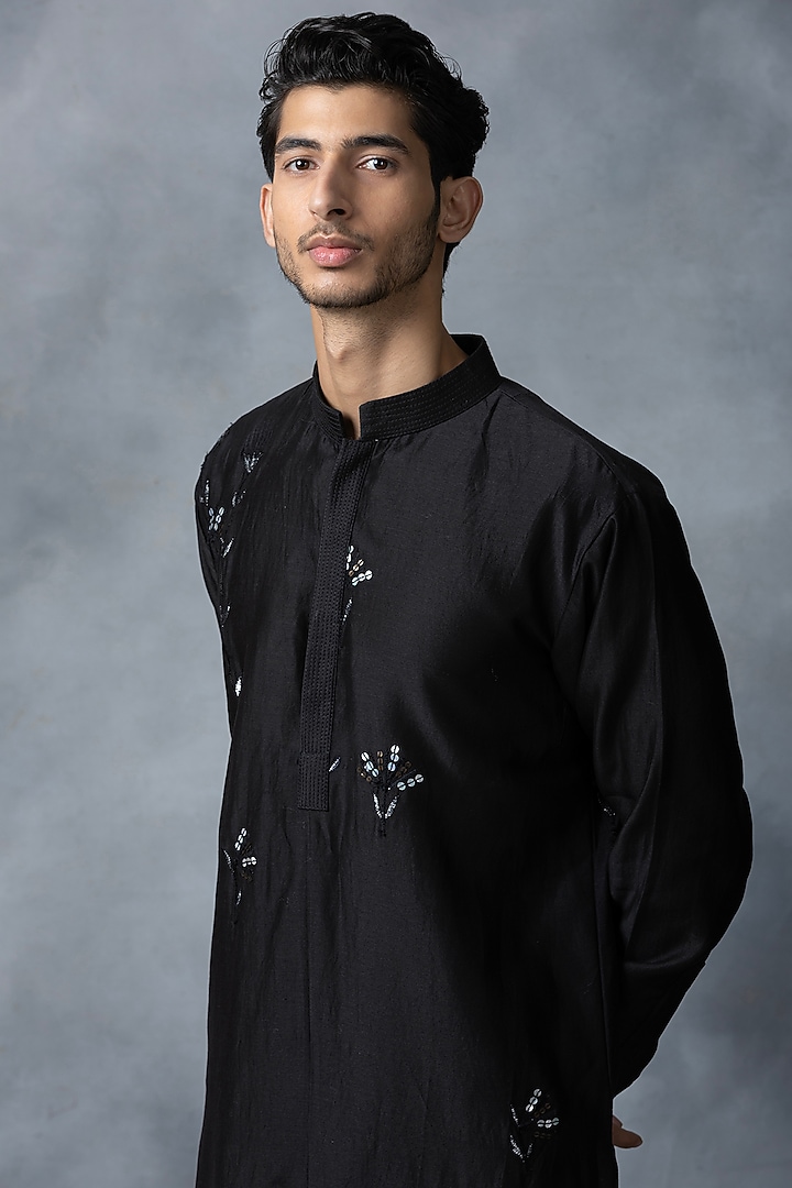 Black Chanderi Silk Embroidered Kurta Set by Sarab Khanijou at Pernia's Pop Up Shop