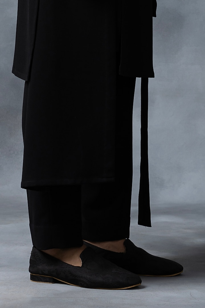 Black Sandwash Kurta Set by Sarab Khanijou at Pernia's Pop Up Shop
