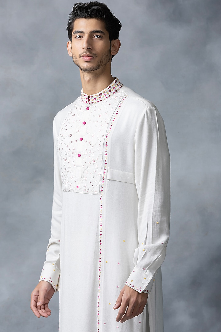 White Moss Crepe Thread Work Kurta Set by Sarab Khanijou at Pernia's Pop Up Shop