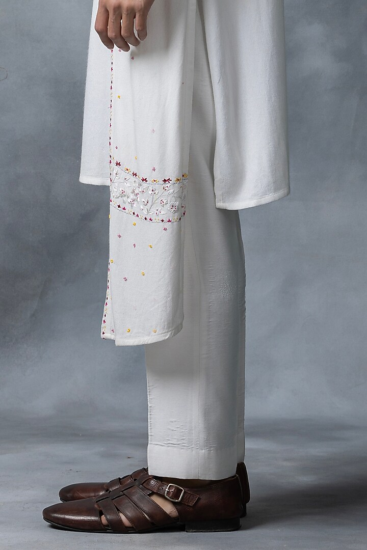 White Moss Crepe Thread Work Kurta Set by Sarab Khanijou at Pernia's Pop Up Shop