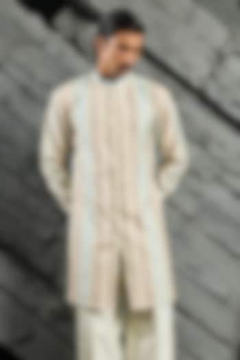 Off-White Chanderi Silk Thread Embroidered Kurta Set by Sarab Khanijou at Pernia's Pop Up Shop