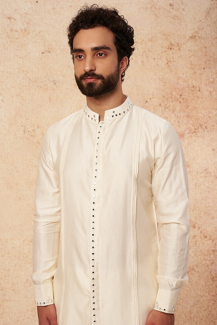 Off-White Chanderi Mirror Embroidered Kurta Set by Sarab Khanijou at Pernia's Pop Up Shop