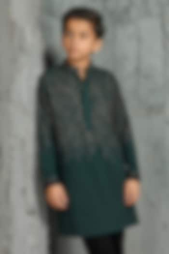Green Sandwash Cutdana Embroidered Kurta Set For Boys by Sarab Khanijou Kids at Pernia's Pop Up Shop