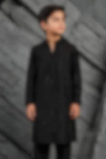 Black Sandwash Cutdana Embroidered Kurta Set For Boys by Sarab Khanijou Kids at Pernia's Pop Up Shop