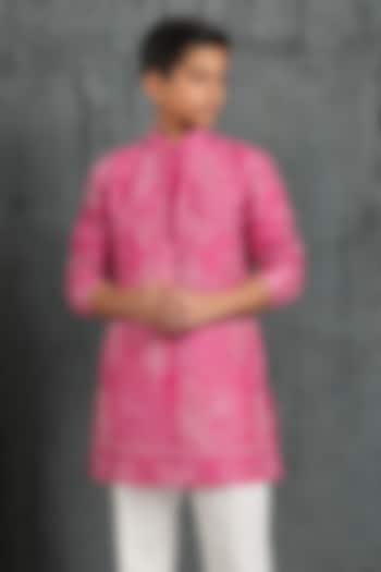 Pink Chanderi Silk Cutdana Embroidered Kurta Set For Boys by Sarab Khanijou Kids at Pernia's Pop Up Shop