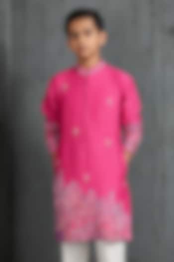 Pink Chanderi Silk Thread Embroidered Kurta Set For Boys by Sarab Khanijou Kids at Pernia's Pop Up Shop