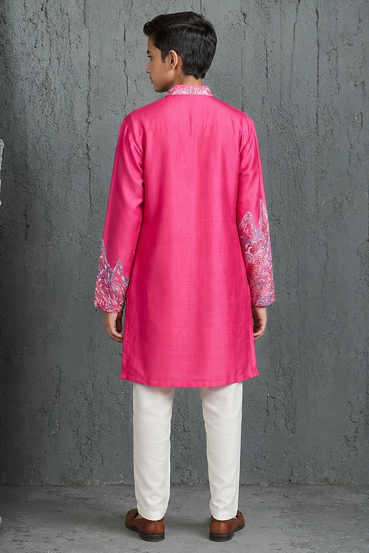 Pink Chanderi Silk Thread Embroidered Kurta Set For Boys by Sarab Khanijou Kids at Pernia's Pop Up Shop