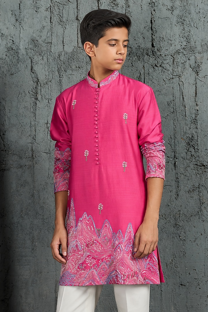 Pink Chanderi Silk Thread Embroidered Kurta Set For Boys by Sarab Khanijou Kids at Pernia's Pop Up Shop