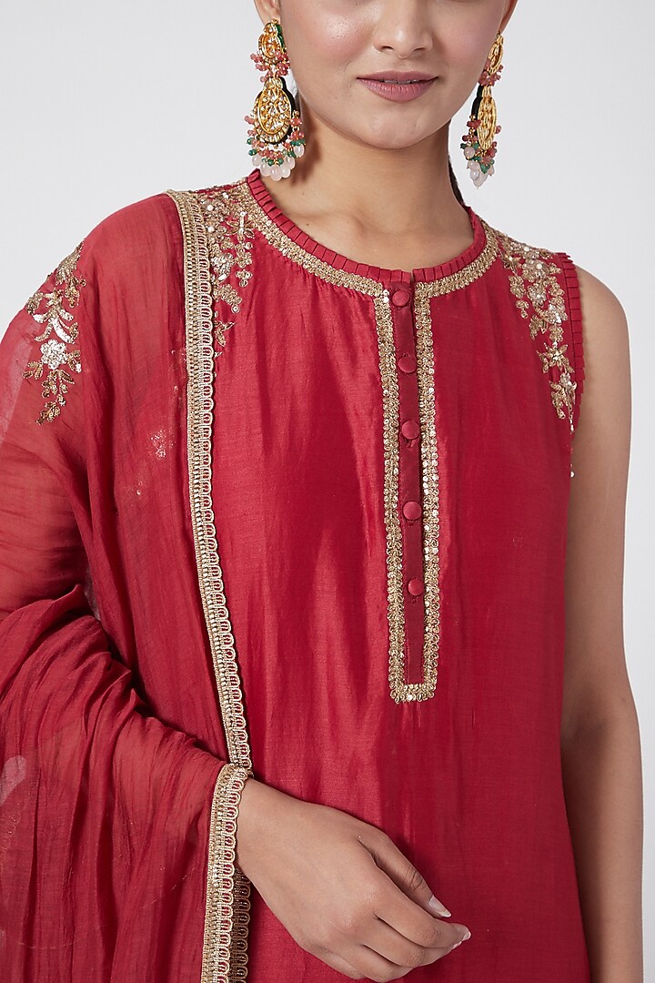 Maroon Embroidered Kurta Set by Joy Mitra at Pernia's Pop Up Shop