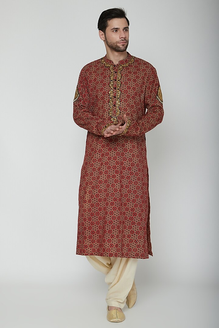 Maroon Embroidered & Printed Kurta Set by Joy Mitra Men at Pernia's Pop Up Shop