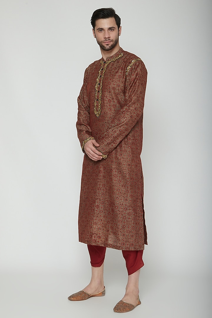 Maroon Embroidered Printed Kurta Set by Joy Mitra Men at Pernia's Pop Up Shop