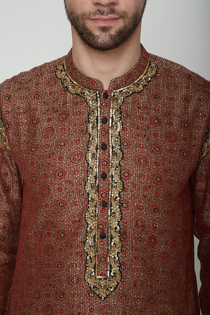 Maroon Embroidered Printed Kurta Set by Joy Mitra Men at Pernia's Pop Up Shop