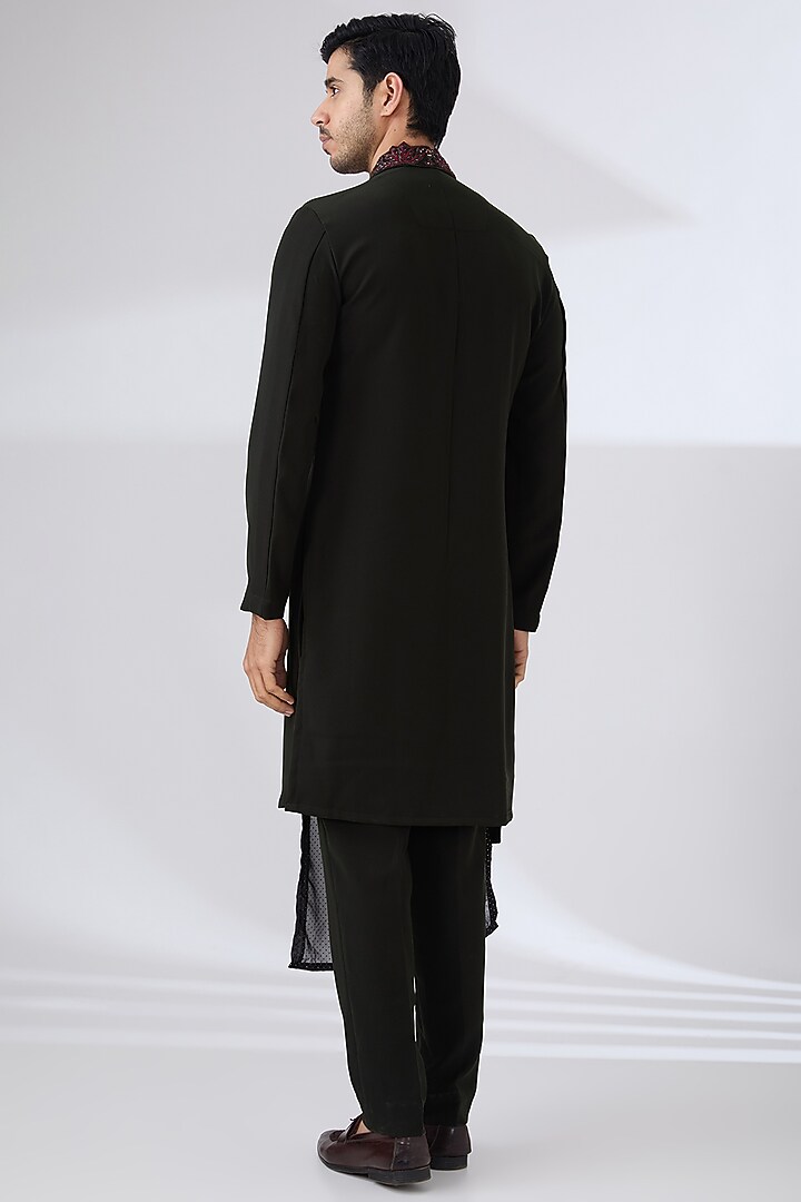 Black Sandwash Thread Embroidered Kurta Set by Sarab Khanijou at Pernia's Pop Up Shop