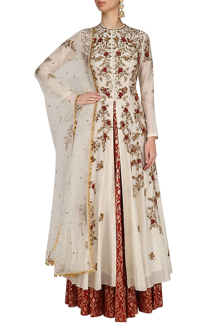 Cream floral embroidered high slit kurta and skirt set available only at Pernia's Pop Up Shop.