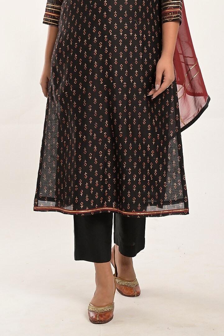 Black Printed Kurta Set by Jaipuri banno at Pernia's Pop Up Shop