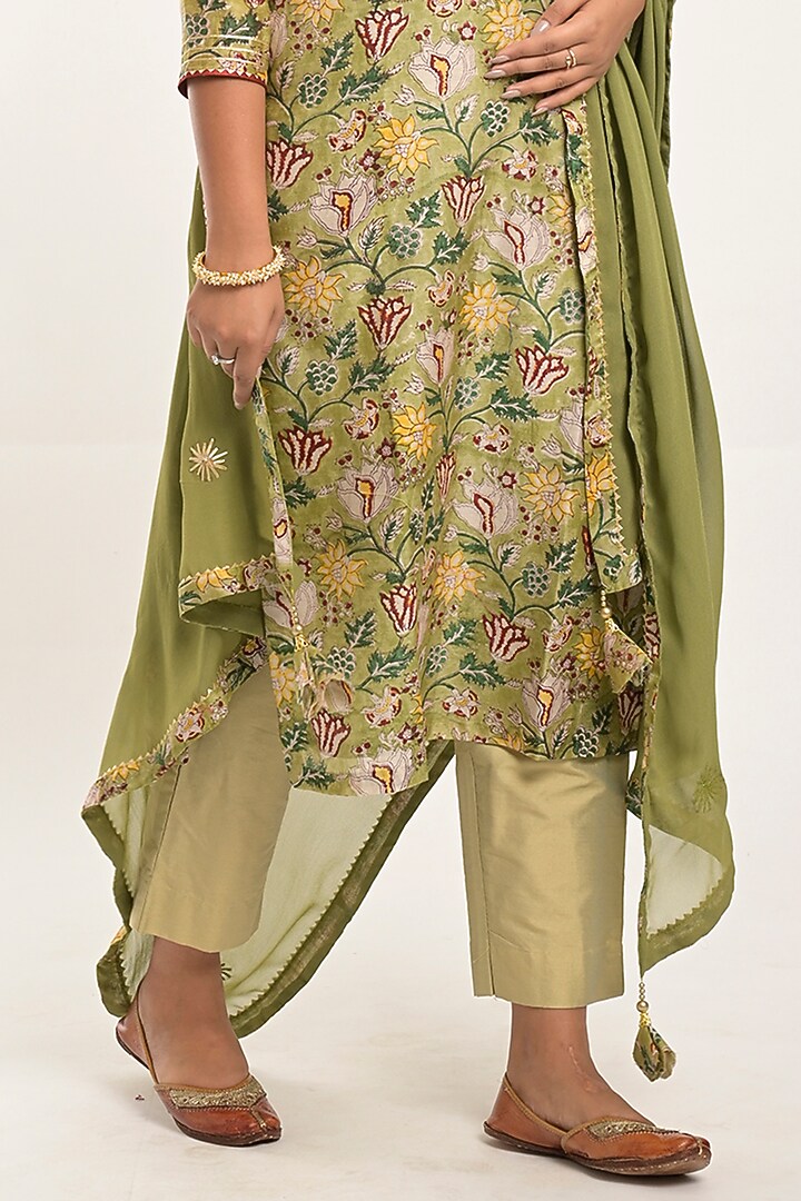 Olive Printed Kurta Set by Jaipuri banno at Pernia's Pop Up Shop