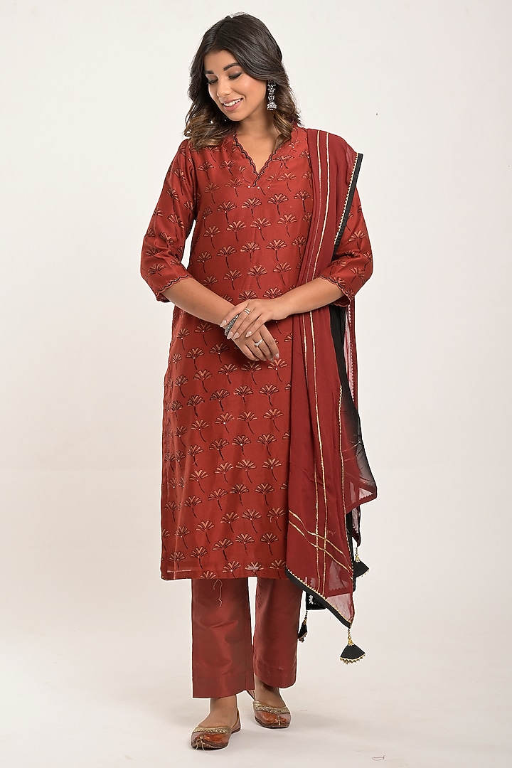 Barn Red Printed Kurta Set by Jaipuri banno at Pernia's Pop Up Shop