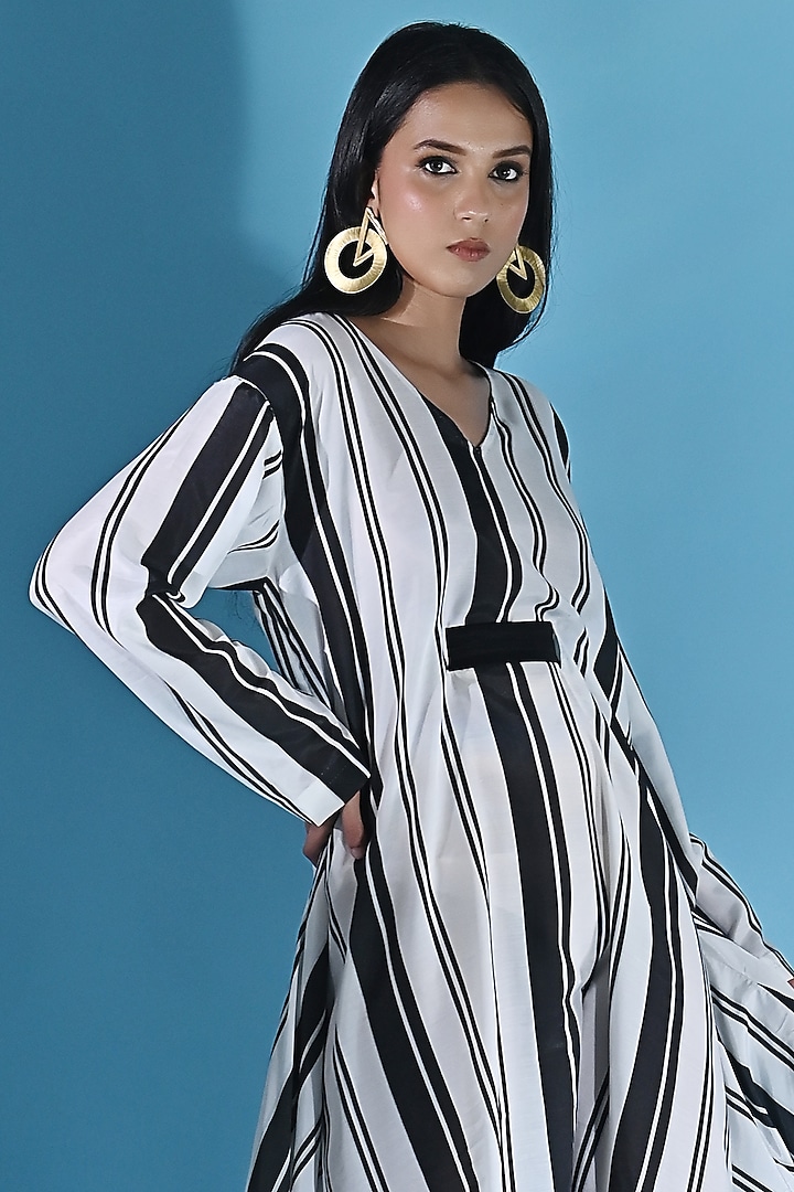 White & Black Cotton Silk Printed Kaftan by Jyoti Sachdev Iyer at Pernia's Pop Up Shop