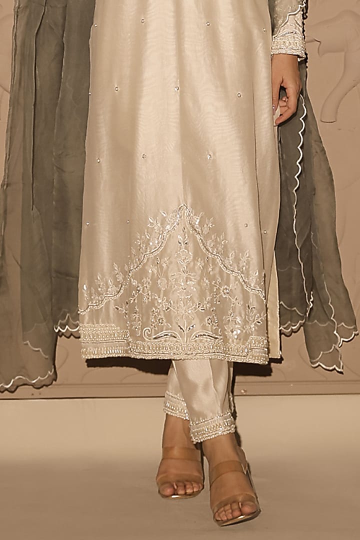 White Chanderi Pearl Embroidered Kurta Set by Jubinav Chadha at Pernia's Pop Up Shop