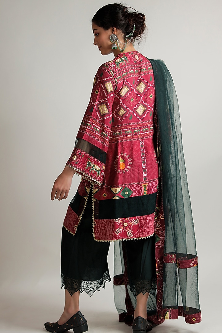 Red Silk Staple Bandhani Printed Kurta Set by Jubinav Chadha at Pernia's Pop Up Shop