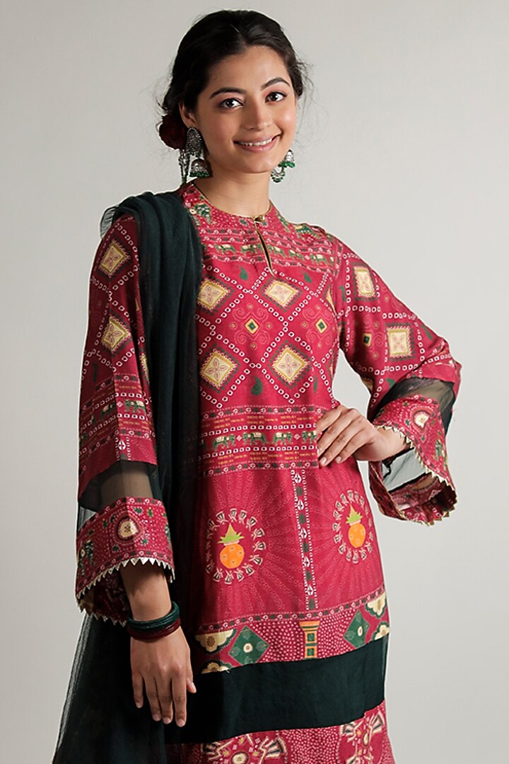 Red Silk Staple Bandhani Printed Kurta Set by Jubinav Chadha at Pernia's Pop Up Shop