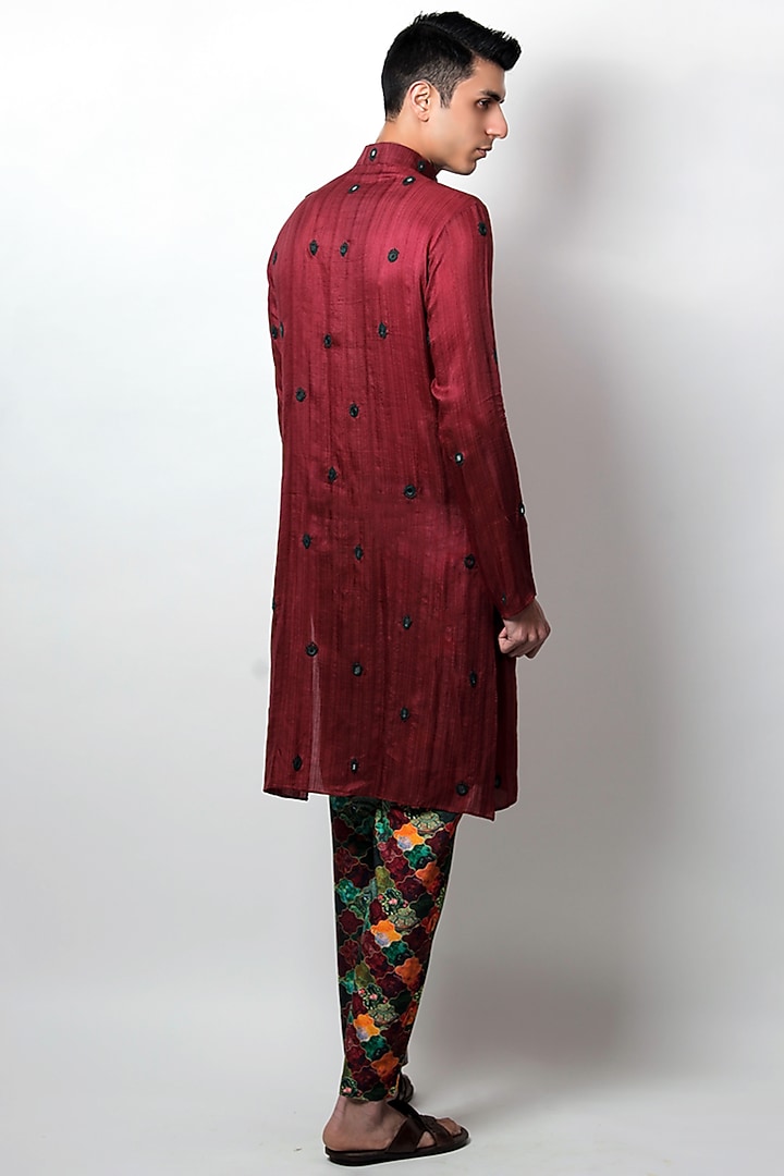 Maroon Embroidered Kurta by Jubinav Chadha Men at Pernia's Pop Up Shop