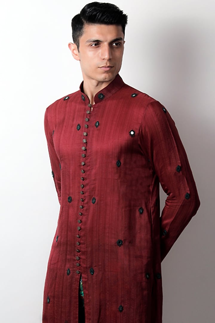 Maroon Embroidered Kurta by Jubinav Chadha Men at Pernia's Pop Up Shop