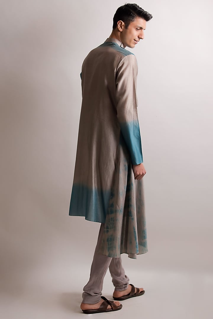 Grey Silk Chanderi Tie-Dye Printed Asymmetrical Kurta Set by Jubinav Chadha Men at Pernia's Pop Up Shop