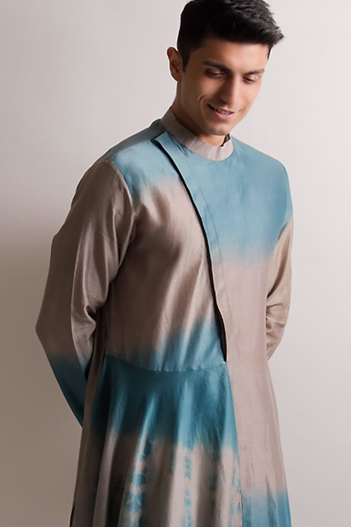 Grey Silk Chanderi Tie-Dye Printed Asymmetrical Kurta Set by Jubinav Chadha Men at Pernia's Pop Up Shop