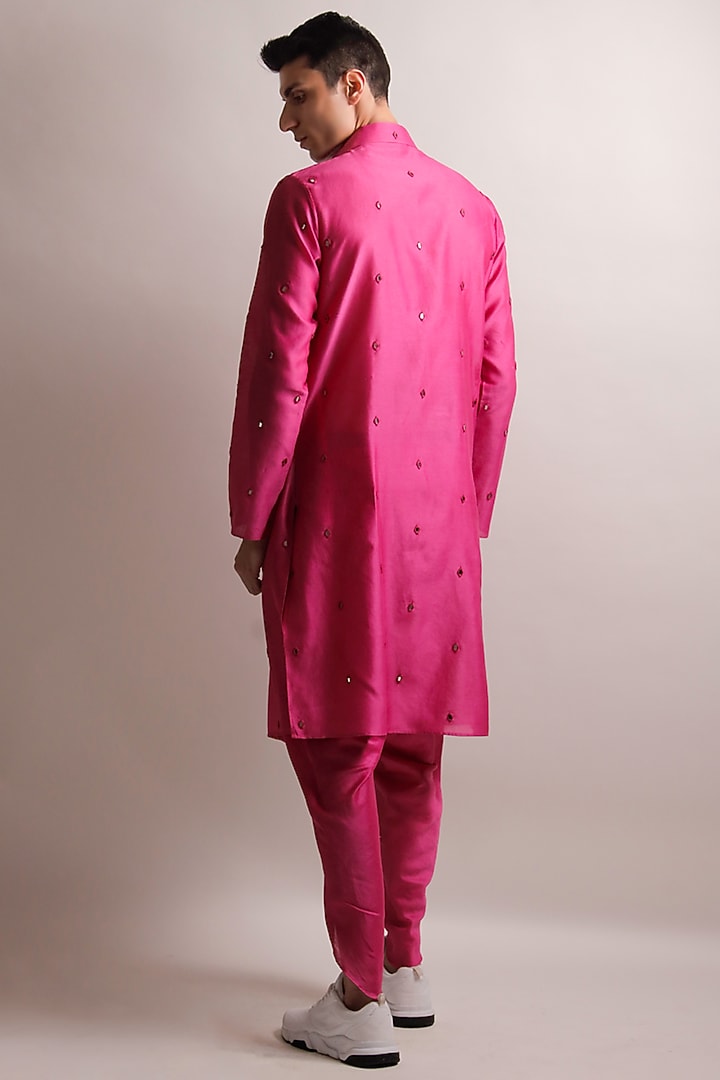 Magenta Embroidered Kurta Set by Jubinav Chadha Men at Pernia's Pop Up Shop